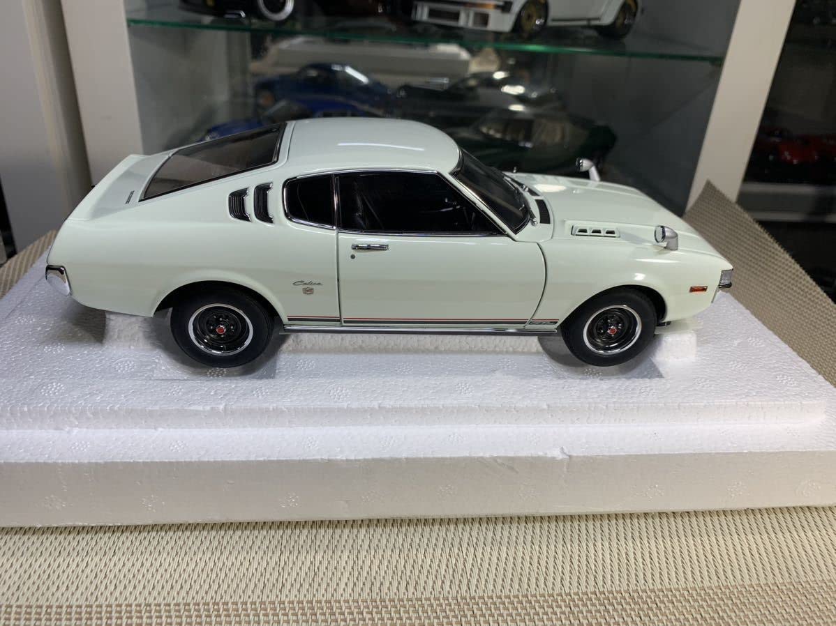オートアート社製　CELICA 2000GT ミニカー ホワイト　1/18 1/18 Toyota Celica Liftback 2000GT (RA25) RHD 1973 White Model Car