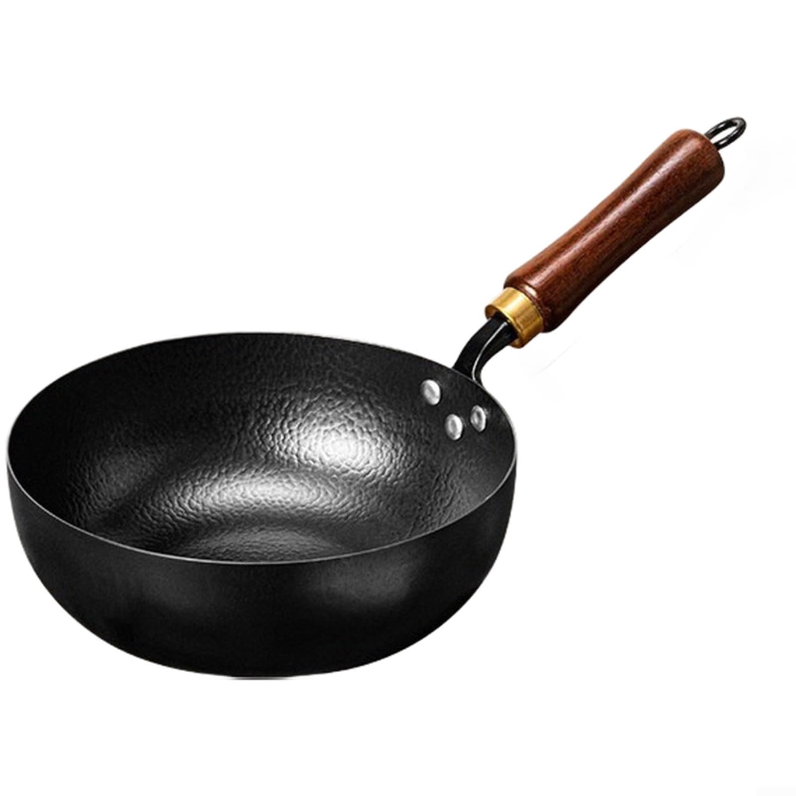 Hand-Hammered Cast Iron Wok 24 cm Wooden Handle | El compuesto de metal sólido se coloca en la zona de cocción, distribuye el calor de manera uniforme y facilita la cocción.
