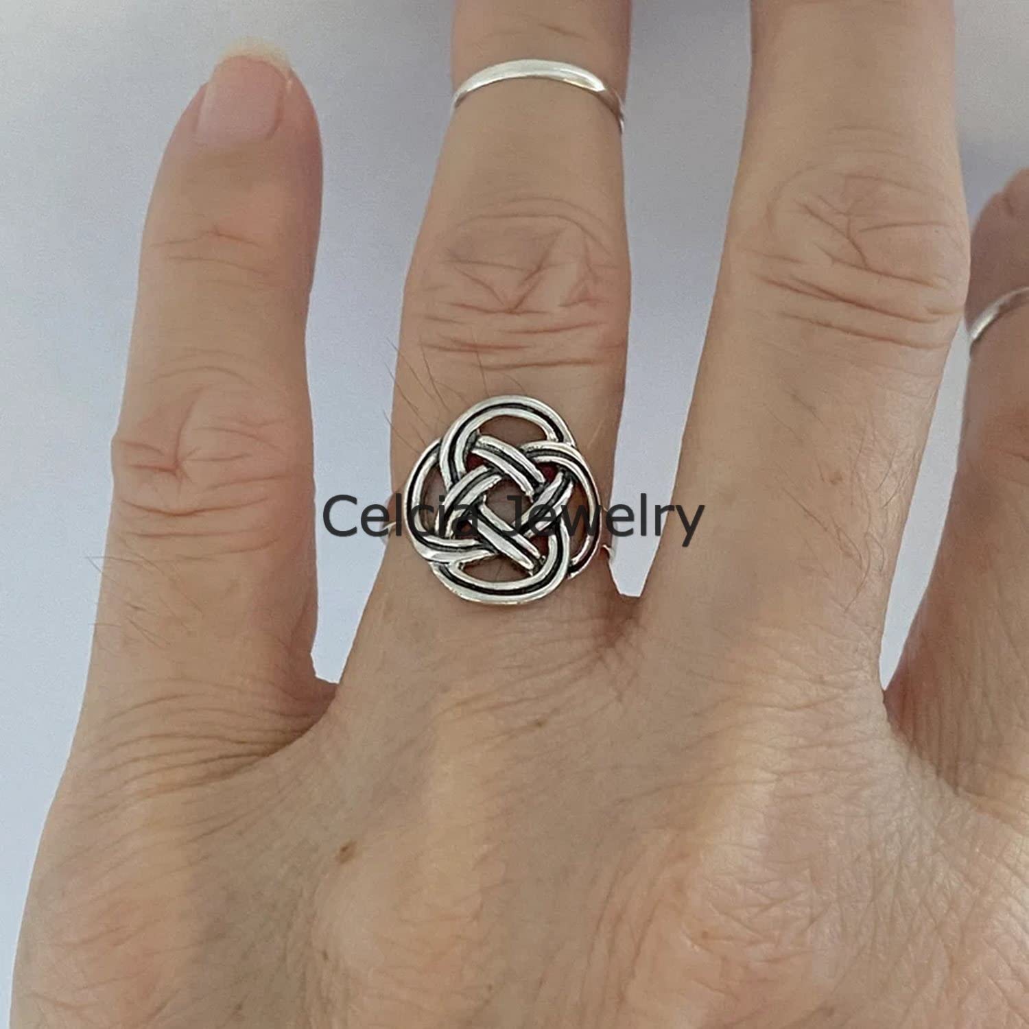 Anillo de nudo celta fino redondo de plata de ley 925 pura, anillo delicado, anillo clásico, anillo celta, anillo bohemio bohemio, anillo minimalista, anillo único del día de la madre