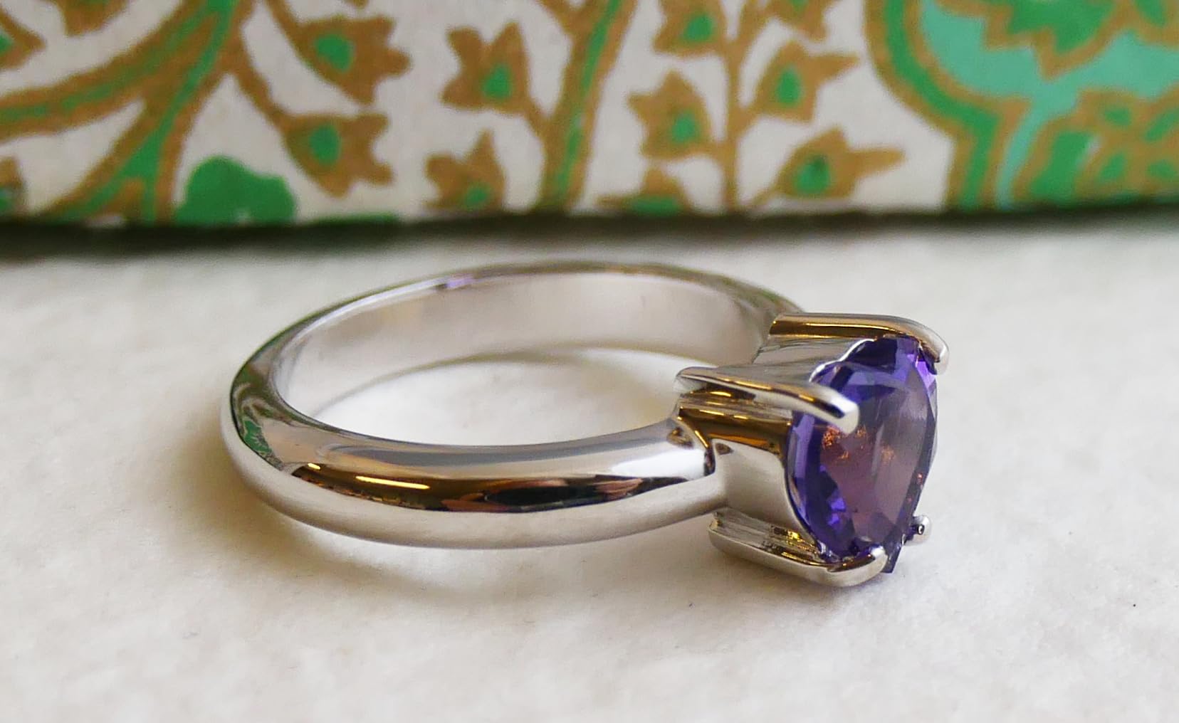 Anillo de plata esterlina con corazón de piedras preciosas de amatista