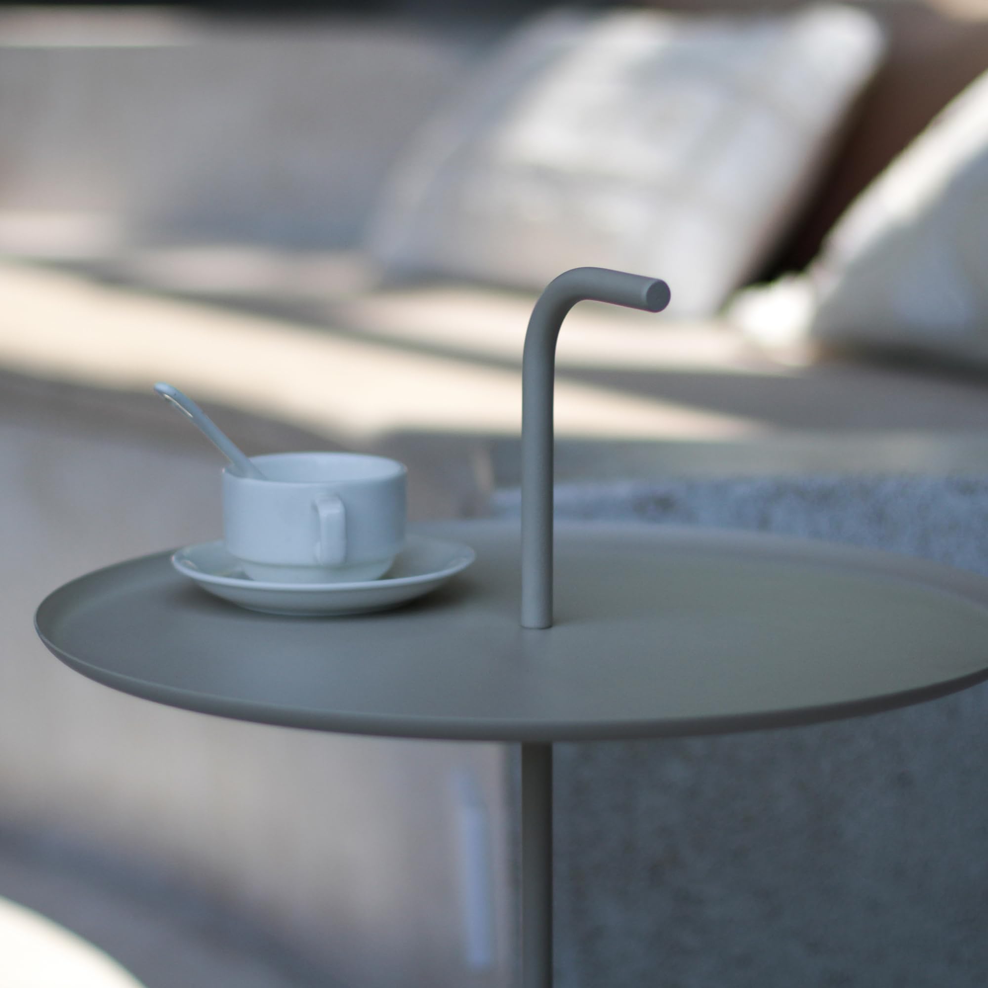 casa.pro Tavolino da Giardino con Manico Tavolo da Caffè con Piano Rotondo da Interno, Esterno per Balcone Terrazza Patio Salotto (AxØ) 57x38 cm in Acciaio - Colore Champagne