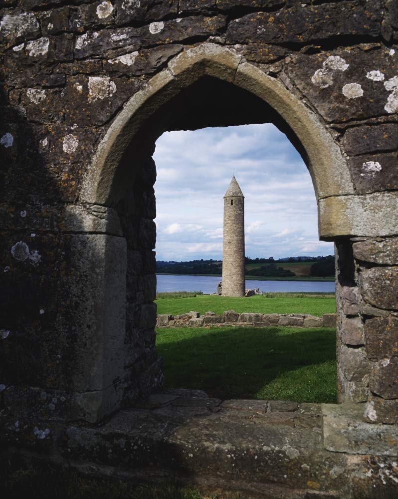 Devenish Monastic Site, Lower Lough Erne, Irlanda; sitio monástico medieval con torre redonda en la distancia de The Irish Image Collection/fotos de diseño (26 x 34)