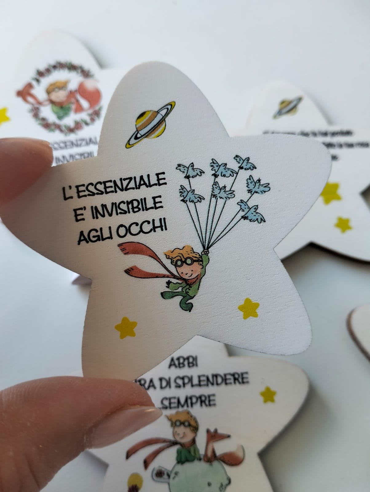 Magneti legno stellina con frasi motivazionali e disegni ispirati al Piccolo Principe – ideali per Bomboniere, sacchettini o segnaposto nascita, battesimo, comunione e cresima-KIT 8 PEZZI