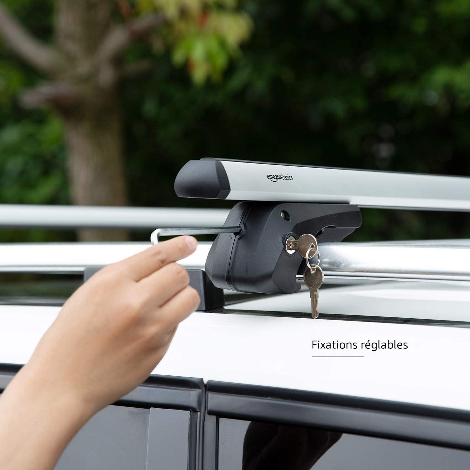 Amazon Basics Barres de toit à rails transversaux 132 cm, pouvant accueillir jusqu'à 117 cm de distance entre les rail latéraux surélevés avec espace, lot de 2, noir/argenté