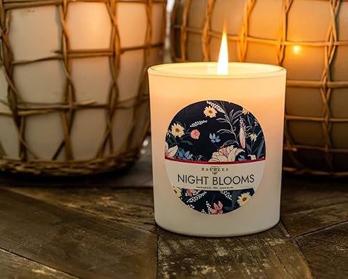 Miniatura 4 de Night Blooms Signature - Vela distintiva (melocotón jengibre + té verde y bambú perfumado) de 10 onzas con joyería sorpresa  Colección Blooming