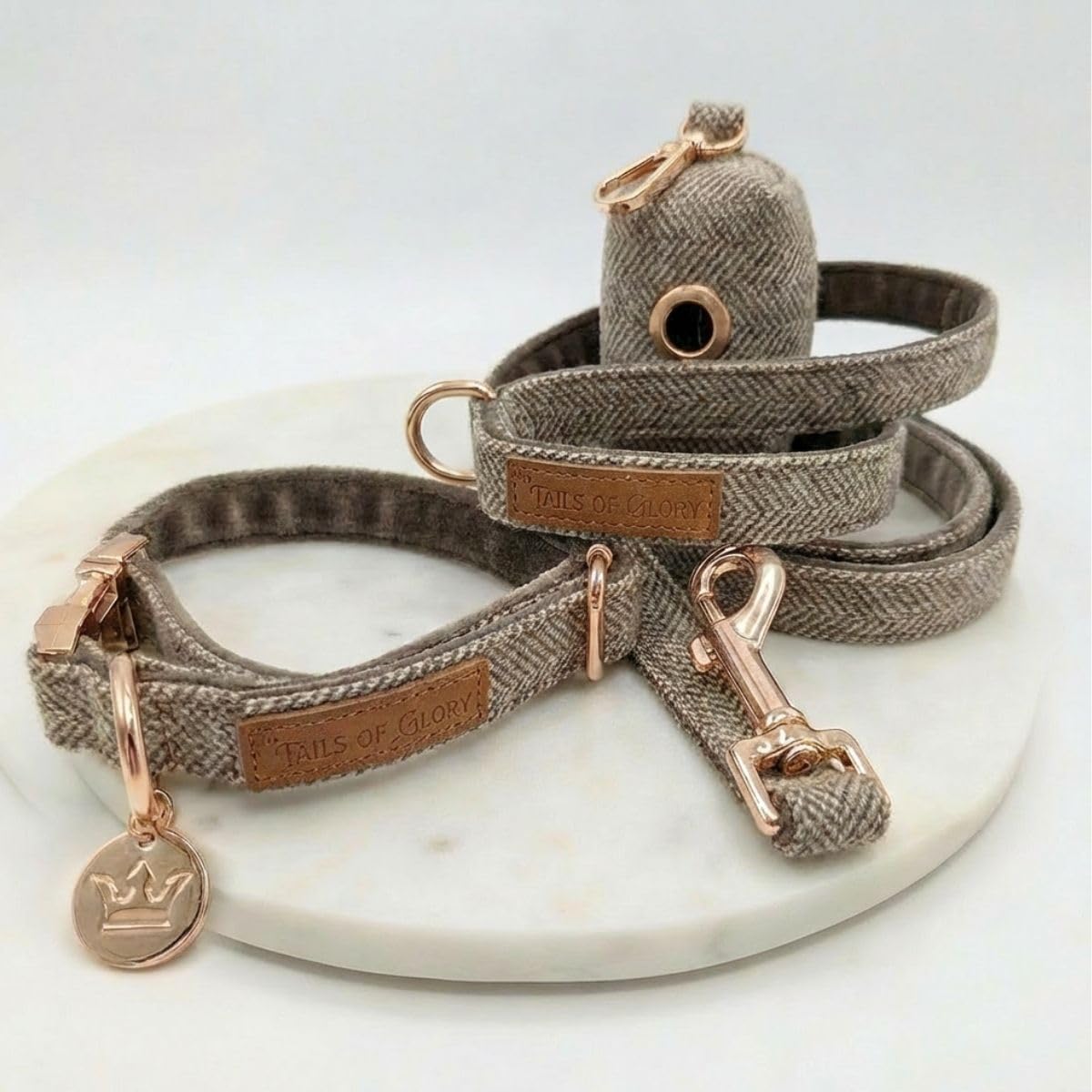 Halsband und Leine Set für Hunde aus Tweed und Samt, 3-teilig | Tails of Glory: verstellbares Hundehalsband, 150 cm Leine und Kotbeutelspender für stilvolle Spaziergänge.
