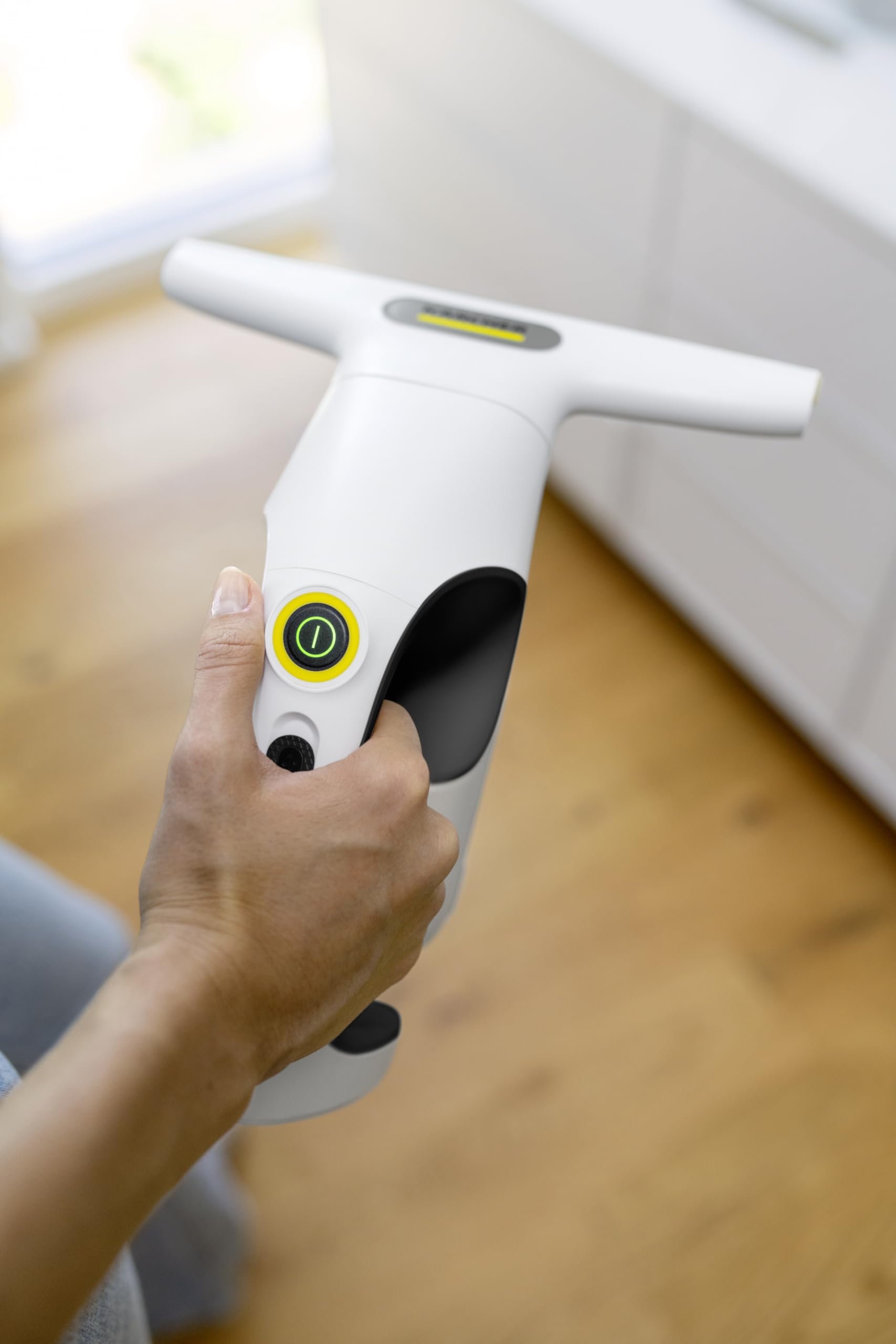 Kärcher nettoyeur de vitres sans fil WV 1 Compact Care, autonomie : 25 min, réservoir : 100 ml, poids : 0,5 kg, pulvérisateur avec bonnette en microfibres, nettoyant pour vitres (20 ml)