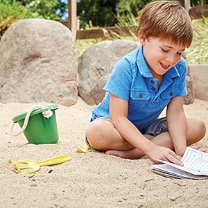 Schnorchelmasken Das perfekte Sandspielzeug für den Strand, den Sandkasten oder Garten!
Green Toys - mit gutem Gewissen spielen! Die Produkte von Green Toys sind bis ins kleinste Detail durchgedacht: neben der Verwendung von nachhaltigem und schadstofffreiem Kunststoff, werden die robusten Spielzeuge ohne Schrauben oder Klebstoff hergestellt. Sogar die Kartonverpackung ist mit umweltfreundlichen Sojafarben bedruckt und somit komplett wiederverwertbar.
Robustes 4-teiliges Sandspielset mit Eimer, Schaufel, Harke und Sandburgform - für extra viel Spaß beim Spielen, Buddeln und Bauen!