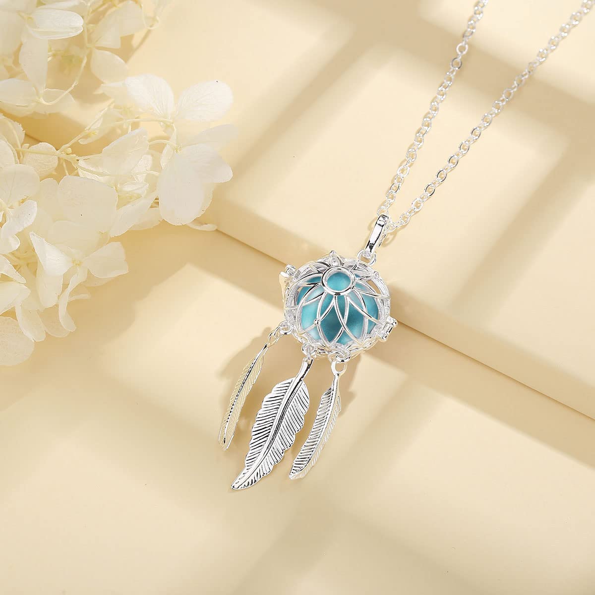 Collier Bola de Grossesse Attrape Rêves pour Femmes Enceintes avec Carillon Musique Pendentif Plume 76cm + 114cm