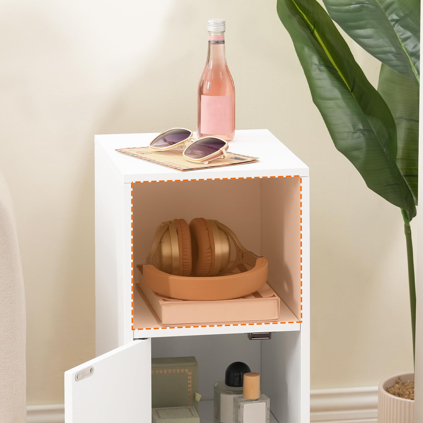 HOOBRO Mesita de Noche Estrecha con Compartimento Abierto y una Puerta, Mesa Auxiliar Pequeña para Sofá, Rincones Pequeños, Dormitorio, Sala de Estar, Blanco EWT198BZ01