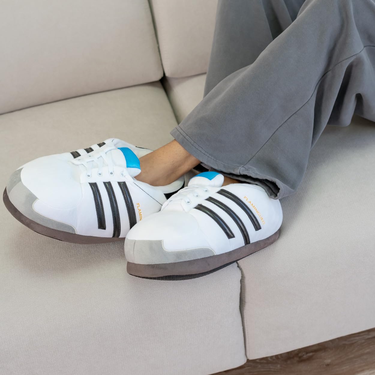Flamingueo Chausson Sneakers - Chaussons Femme, Pantoufles Homme, Chausson Femme Hiver, Unisexe, Slippers Femme, Chausson Homme, Taille Unique