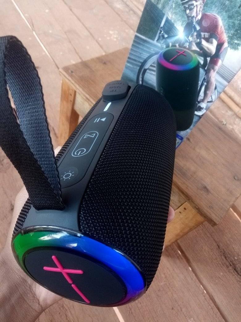 A dalt view of REMAX RB-M82 speaker showing control buttons and LED indicators