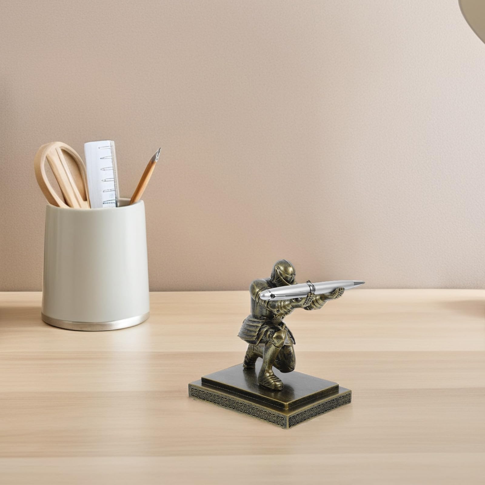 Ritter Dekorativer Stifthalter aus Kunstharz mit Stabilem Sockel in Gold und Multifunktionalem Design für Schreibtischorganizer und Büroaccessoires