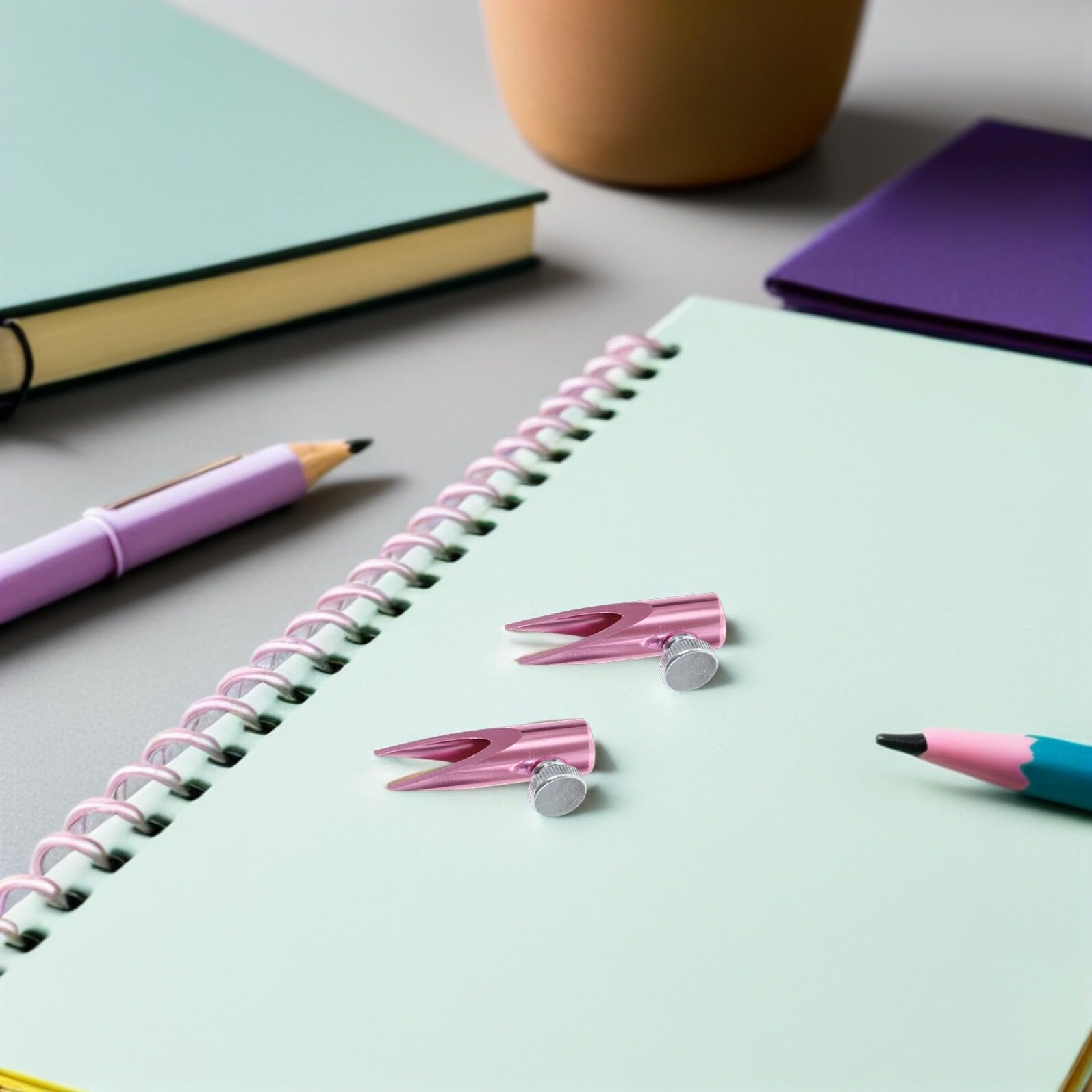 FRCOLOR 12stücke Anspitzer für Augenbrauenstifte und Stifte Tragbarer Make-up-anspitzer aus Aluminiumlegierung Geeignet für Schule Büro Skizzieren im Freien