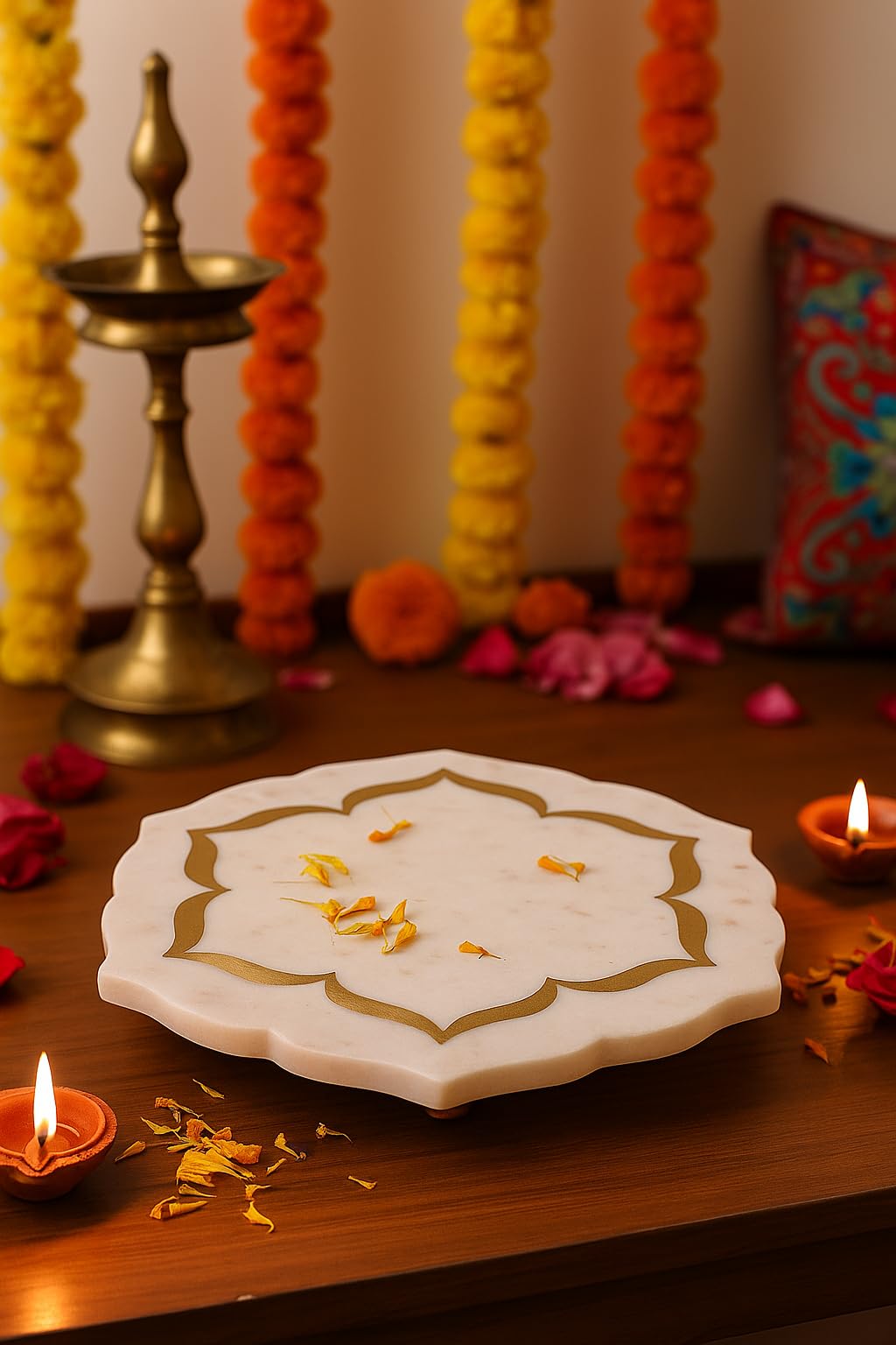 Plateau en marbre blanc avec incrustation de lotus Tatsya