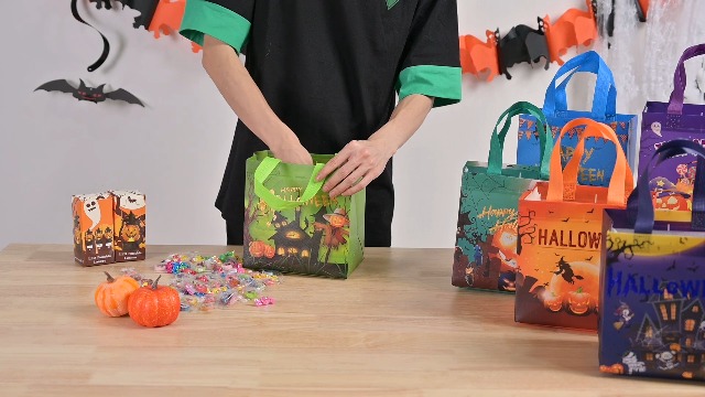 Halloween à Saint Jean De Luz Avec La Chasse Aux Bonbons Chez Les Commerçants