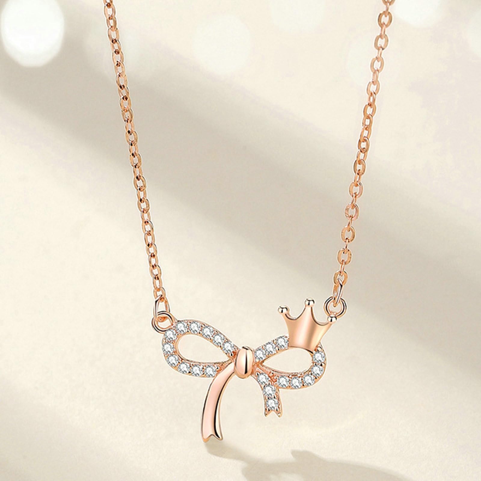 Łańcuszek damski z białego złota, prawdziwe 750 585 375, zawieszka charms kokardka z koroną i diamencikami naszyjnik damski 45 cm na wesele