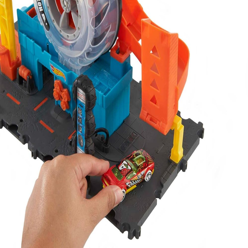 Hot Wheels City Super Twist Tire Shop - Taller con Rueda Gigante - Incluye Coche - Compatible con Conjuntos Hot Wheels - Regalo para Niños de 4-8 Años, HDP02