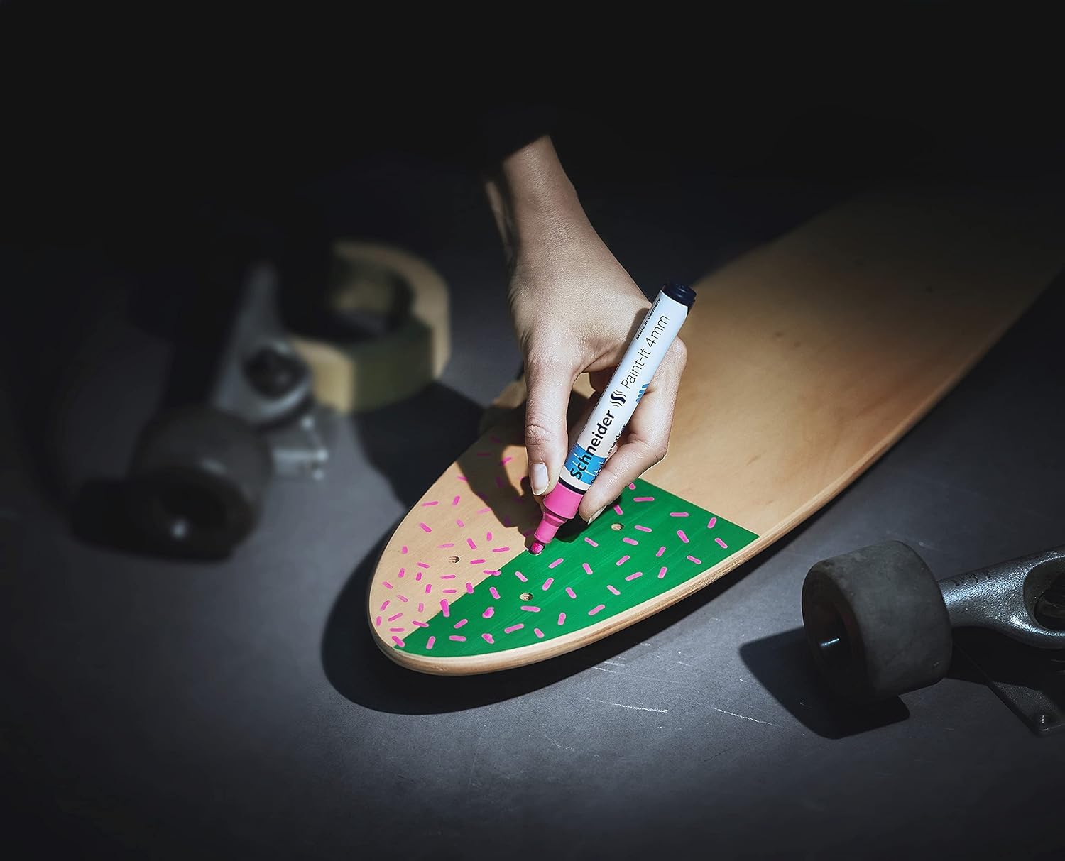 Schneider Paint-It - Juego de rotuladores acrílicos 320, punta redonda de 4 mm, alta cobertura, tinta negra, blanca, plateada y dorada, caja de regalo, paquete de 5 bolígrafos