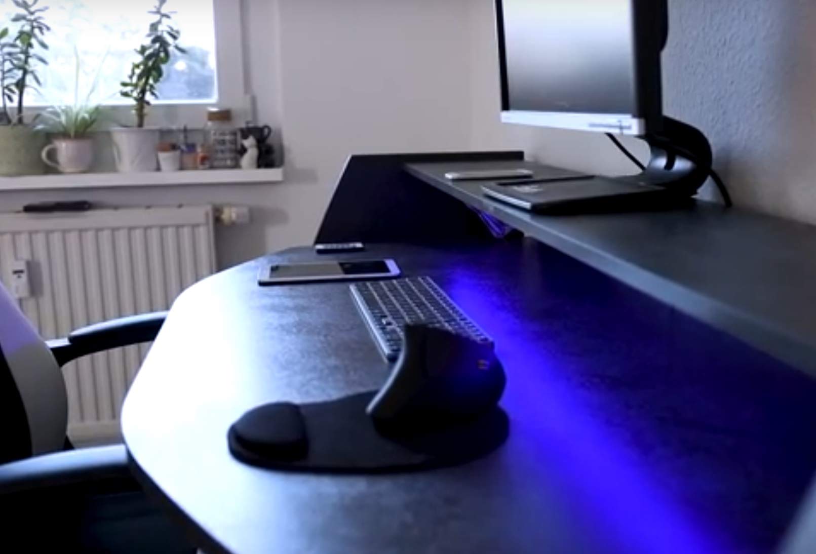 Wohnorama Gaming Tisch Schreibtisch inkl. LED RGB Beleuchtung, Setup Gamer Ablagen, Ultra Wide TV Monitor geeignet