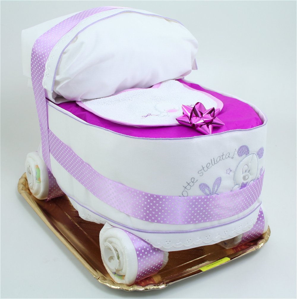 Torta di Pannolini a forma di Carrozzina color lilla con 48 pannolini 3/6 kg, parure lenzuolini da carrozzina, bavaglia e prodotti di cosmesi di qualità. Made in Italy