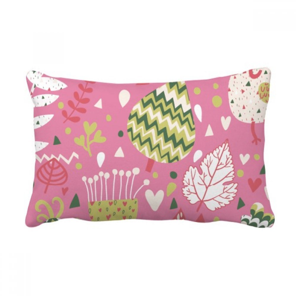 Coussin fleurs colorées pour soulager le dos sur un canapé profond