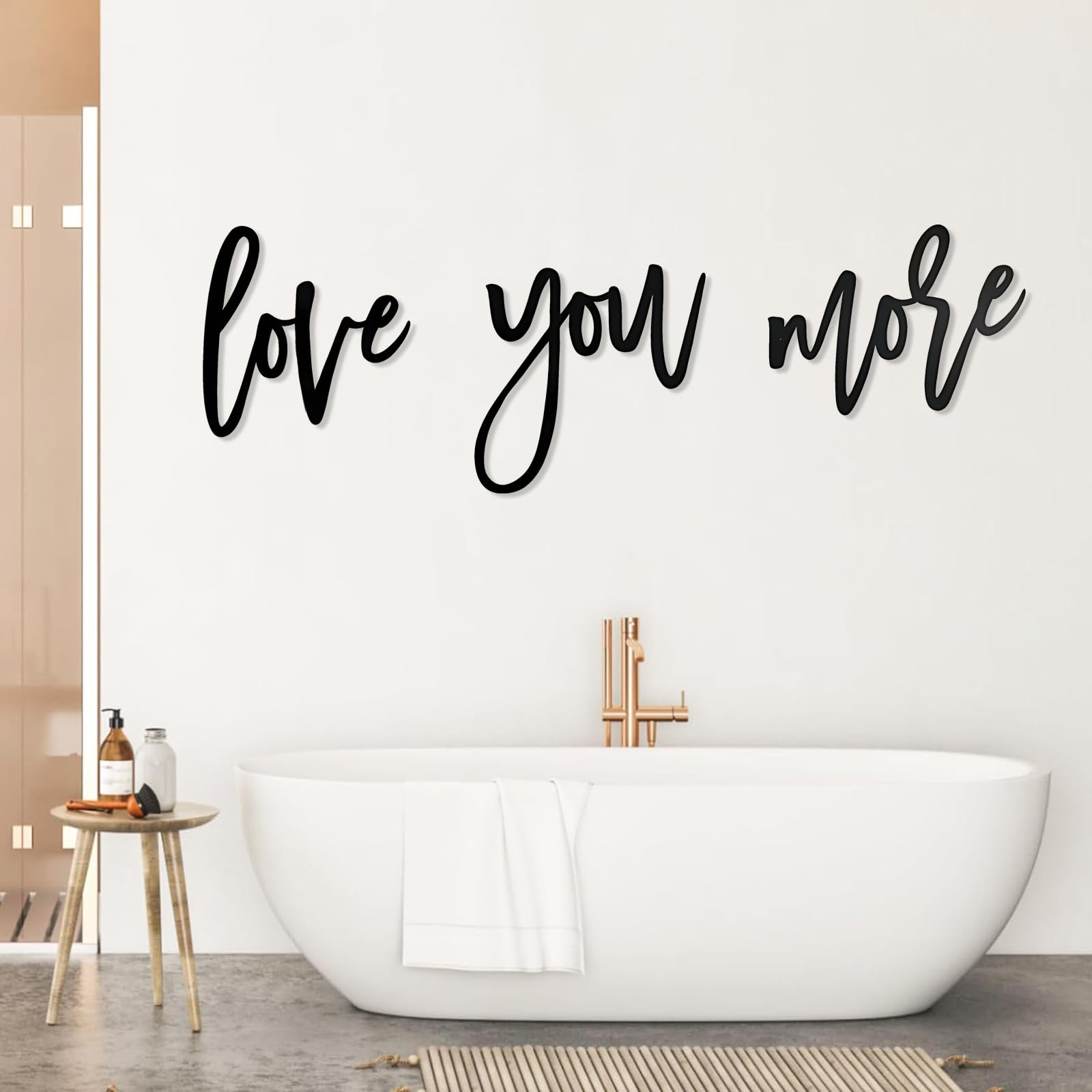 Moderne minimalistische Wanddekoration aus Metall mit dem Schriftzug „Love You More“ für Buchstaben über dem Bett, Schlafzimmer, Hochzeitsgeschenk (Gold 16"x48"|40x121cm)