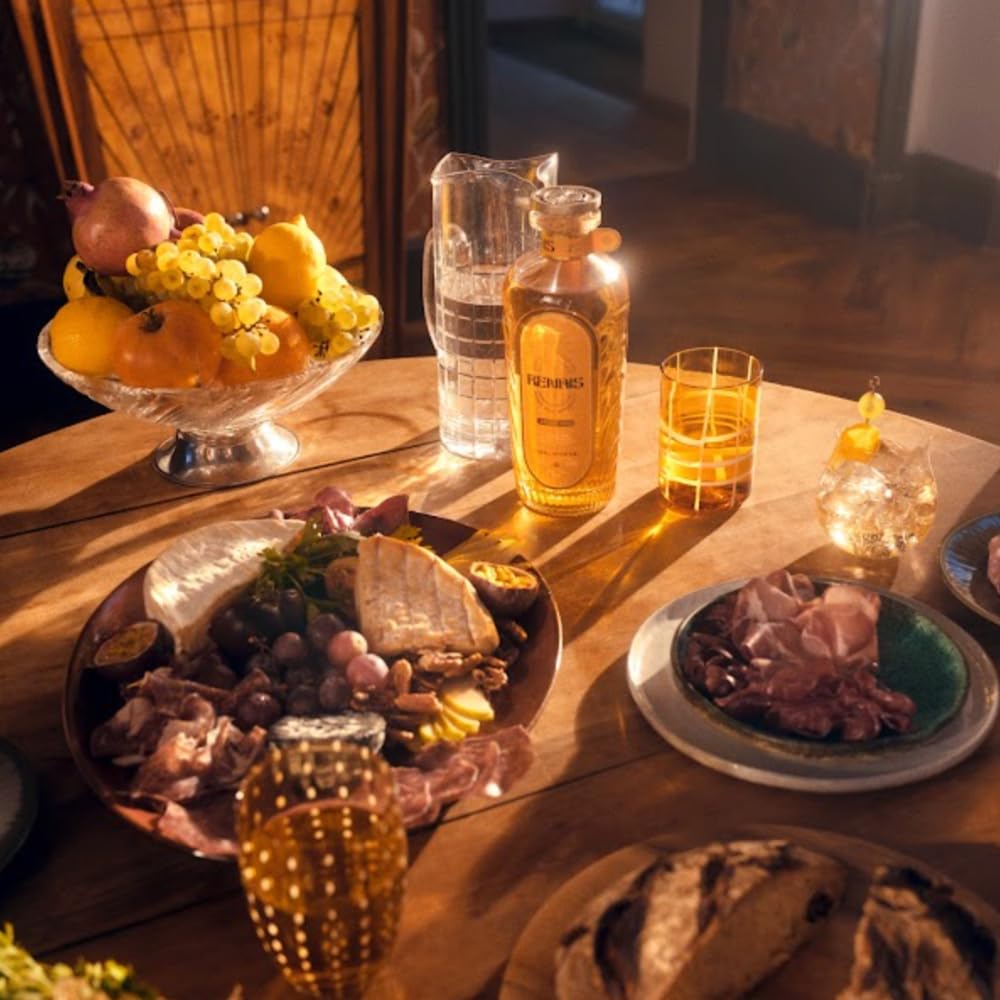 Renais Gin| von Alex & Emma Watson | hergestellt mit echten Grand Cru Trauben| frisch, mineralisch & honigsüß im Geschmack | klimaneutral zertifiziert | 40% vol. | 700ml