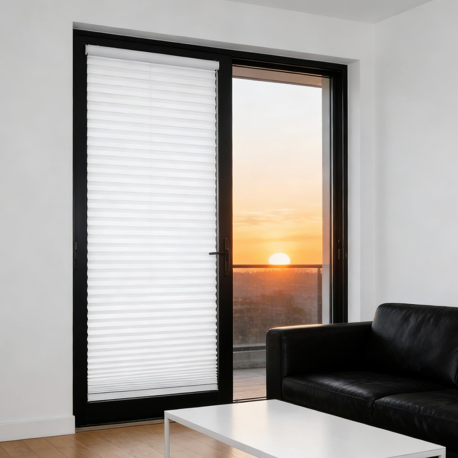 Store plissé pour fenêtres et portes de terrasse assurant une protection de privée