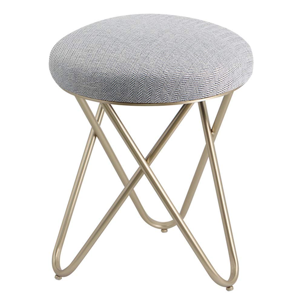 Silla decorativa de hierro con acabado champán, un taburete de maquillaje exclusivo