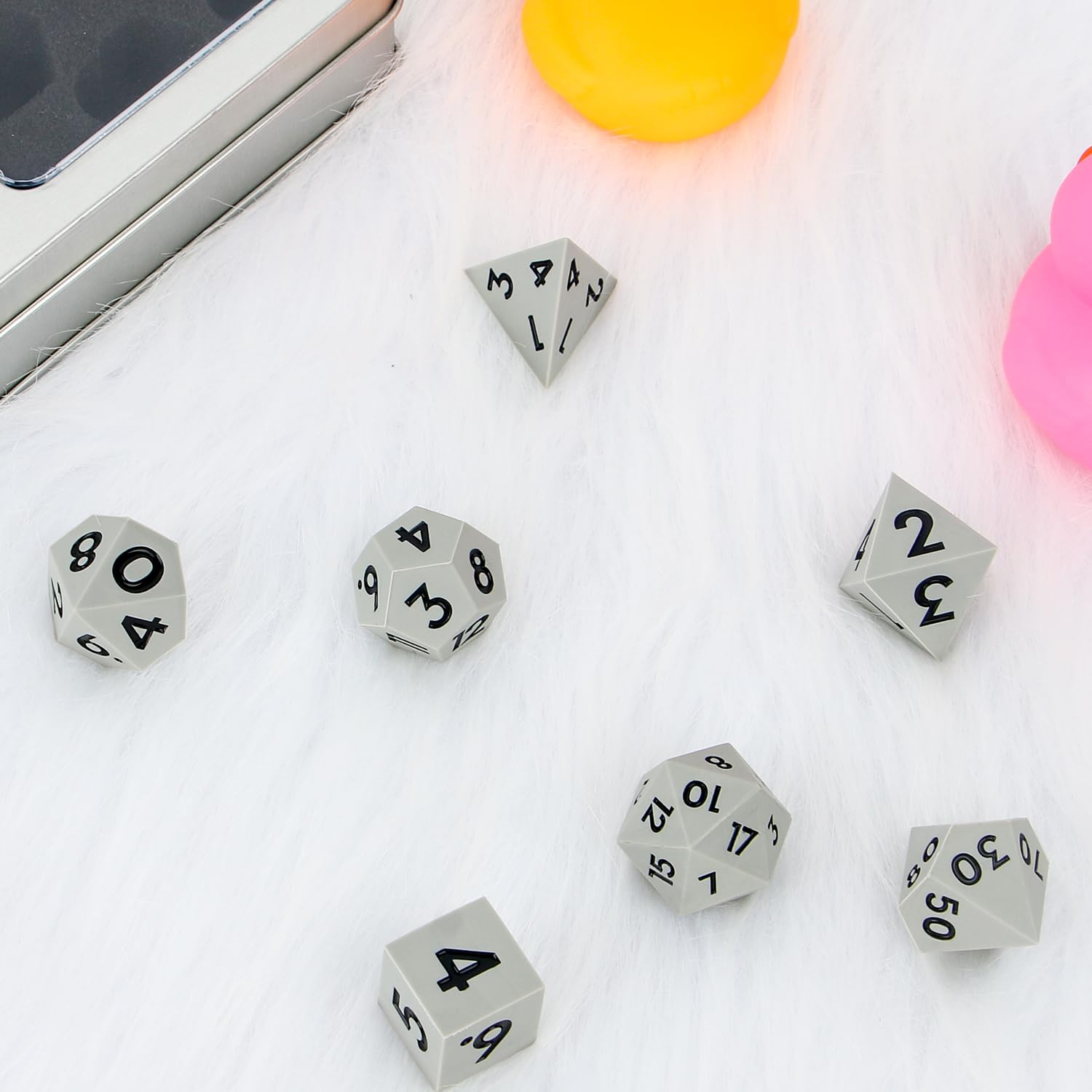 DND - Set di 7 dadi in silicone per DND, con display trasparente, con numeri neri sfaccettati, per giochi di ruolo come Dungeons and Dragons, per giochi di ruolo e giochi da tavolo (grigio nero)