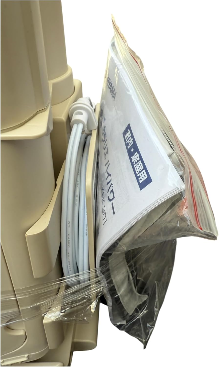 Жакын план view of the power cord storage on the IRIS OHYAMA Futon Dryer FK-JN1SH-W.