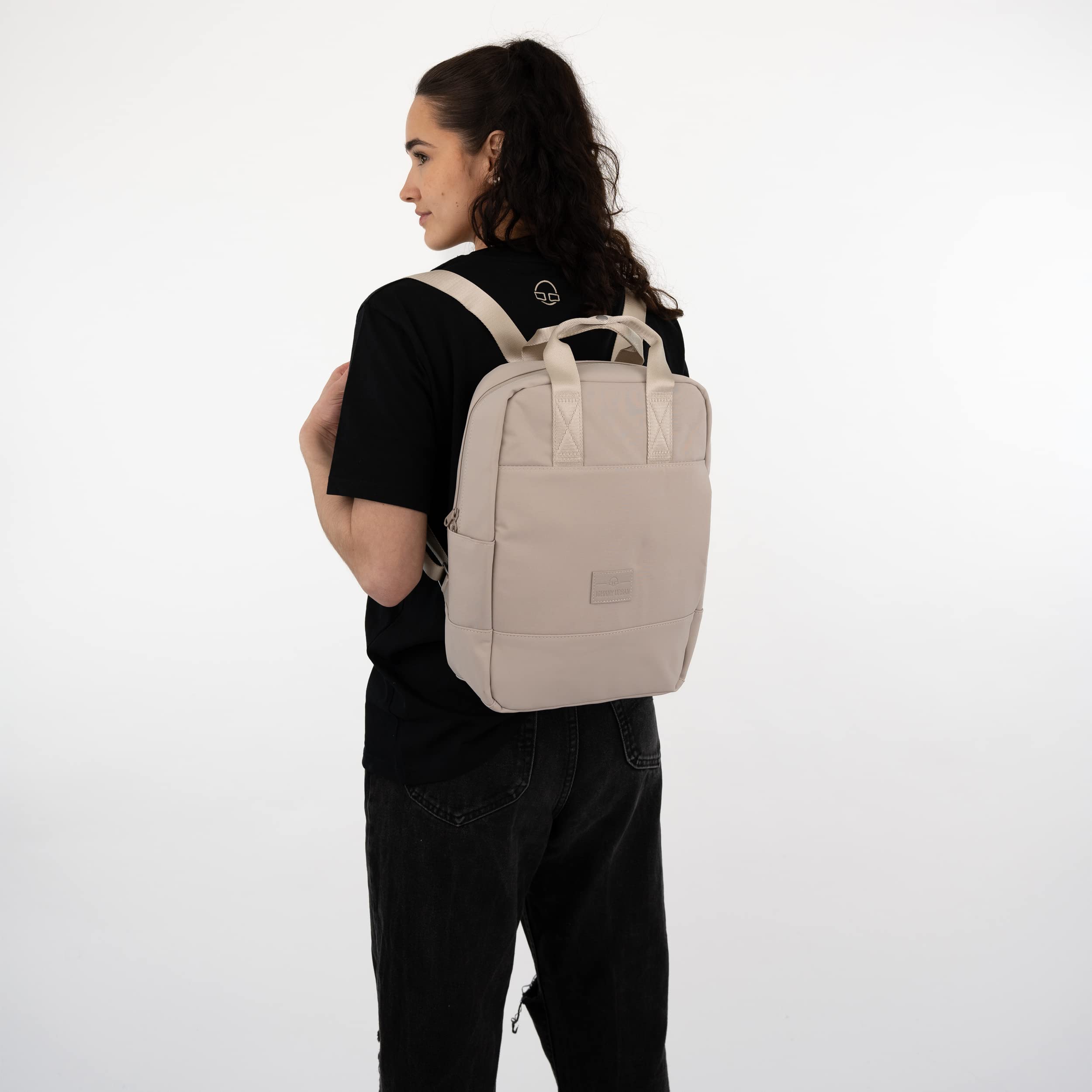 Johnny Urban Jona Medium plecak damski, elegancki – nowoczesny plecak na laptopa – mały plecak na uczelnię, do szkoły miejskiej – plecak miejski z kieszenią na laptopa – odporny na działanie wody, Sand, jeden rozmiar