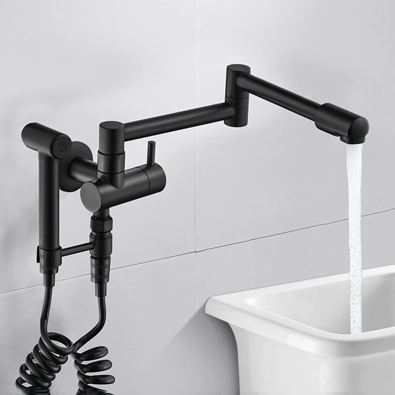 Pot filler cuisine noir mat avec double joint articulé pour simplifier le remplissage des casseroles