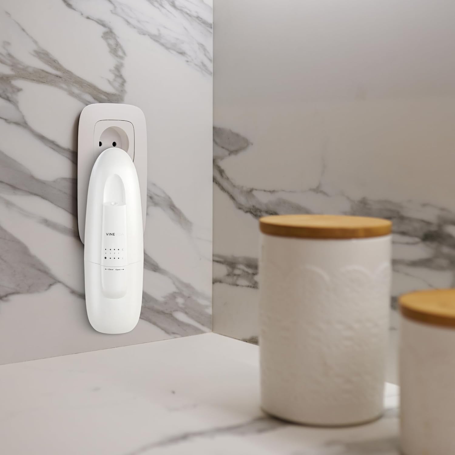 VINEVIDA Plug-in Diffuser for Essential Oils - Discreet 100ml Aroma Diffuser for Home and Office - Automatic Shut-Off for 12 hrs of Continuous Fragrance (White)