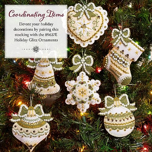 Botte de Noël feutrine poinsettia blanc au pied du sapin - 8