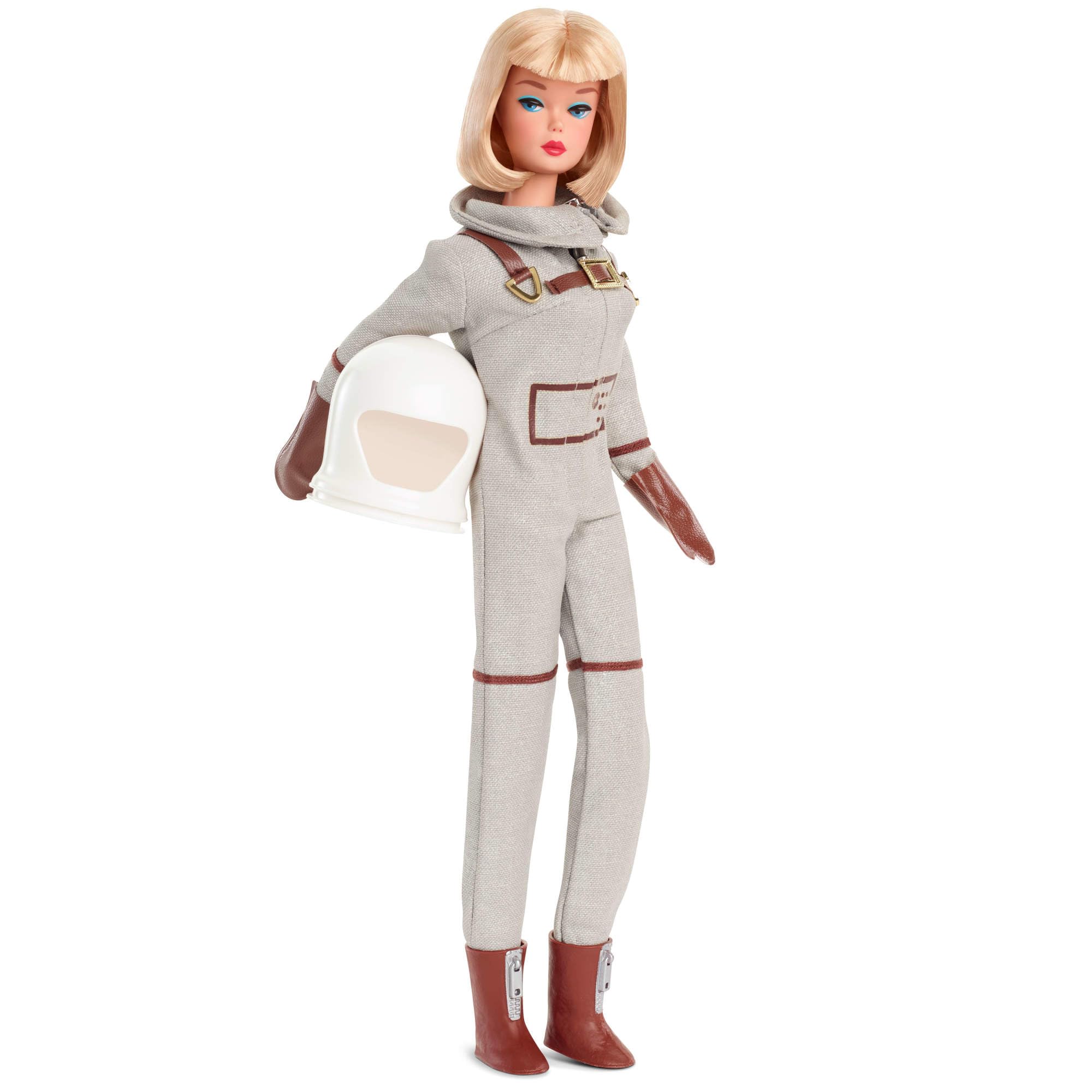 Barbie Signature Astronauta, bambola da collezione con tuta argentata, stivali spaziali e casco inclusi, riproduzione vintage del 1965, giocattolo per adulti, JBJ48