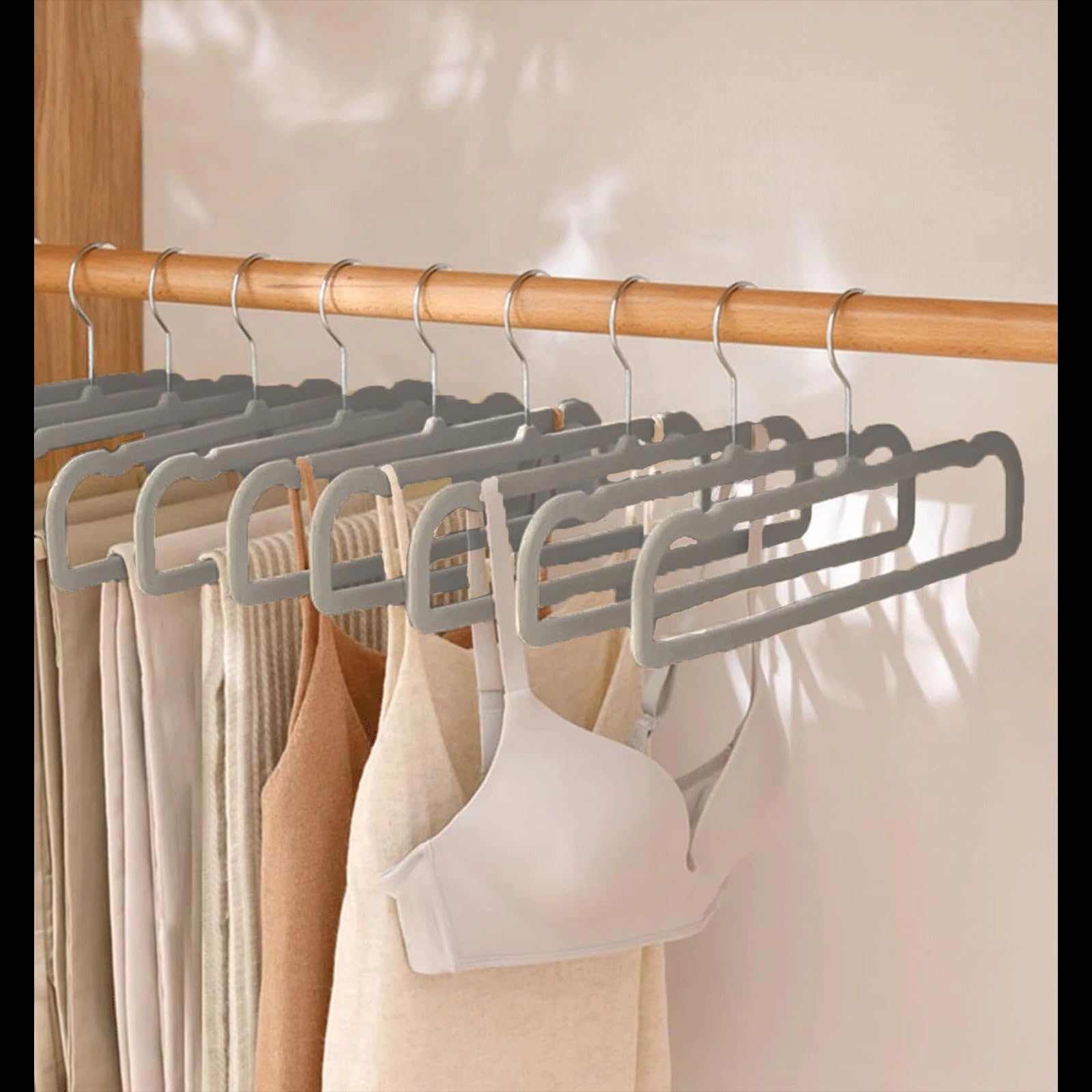 Rutschfeste Samt-Kleiderbügel, 30 Stück, sparend, dünne Kleiderbügel mit 360° drehbarem Haken und stabil für Kleiderschränke, ideal für Hemden, BHs und Shorts, Grau