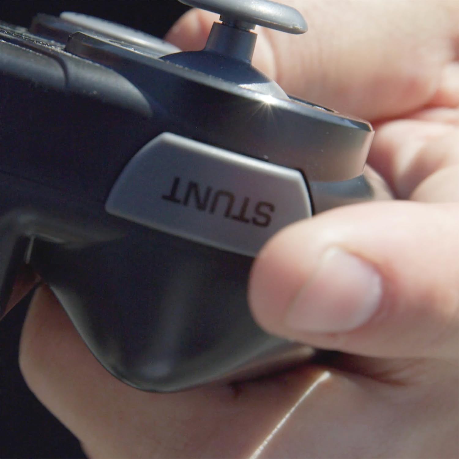 Giochi Preziosi Sky Viper Stunt Drone Radiocomandato per Bambini 12 Anni+, Funzione Stunt per Acrobazie e Surface Scan per Mantenimento di Quota, Ricarica USB, Ideale per Principianti e Professionisti - Immagine 4