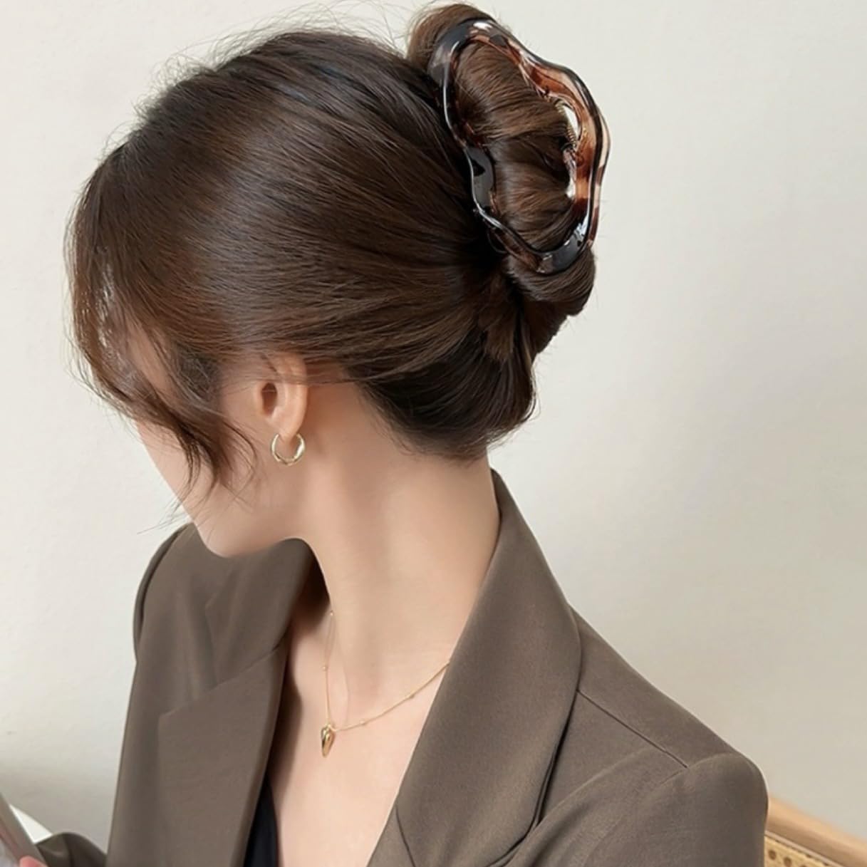 1Pack Cloud Hair Claw Clips for Women Girls Large Amber Color Acrylic Hair Clips Fashion Cloud Shaped Jaw Clip Strong Hold Hair Barrettes Non-Slip Hair Grip Clip for Wedding Party Hair Accessories - Image 8