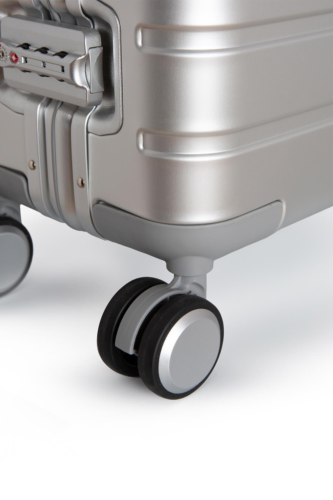 Valigia in Alluminio Bagaglio Cabina Trolley a Mano Rigida 55x35x20 cm SILVER OSAKA con USB e Caricatore | Valigia da cabina in alluminio argento, rigida e moderna; caricatore USB, 4 ruote doppie 360 e chiusura TSA