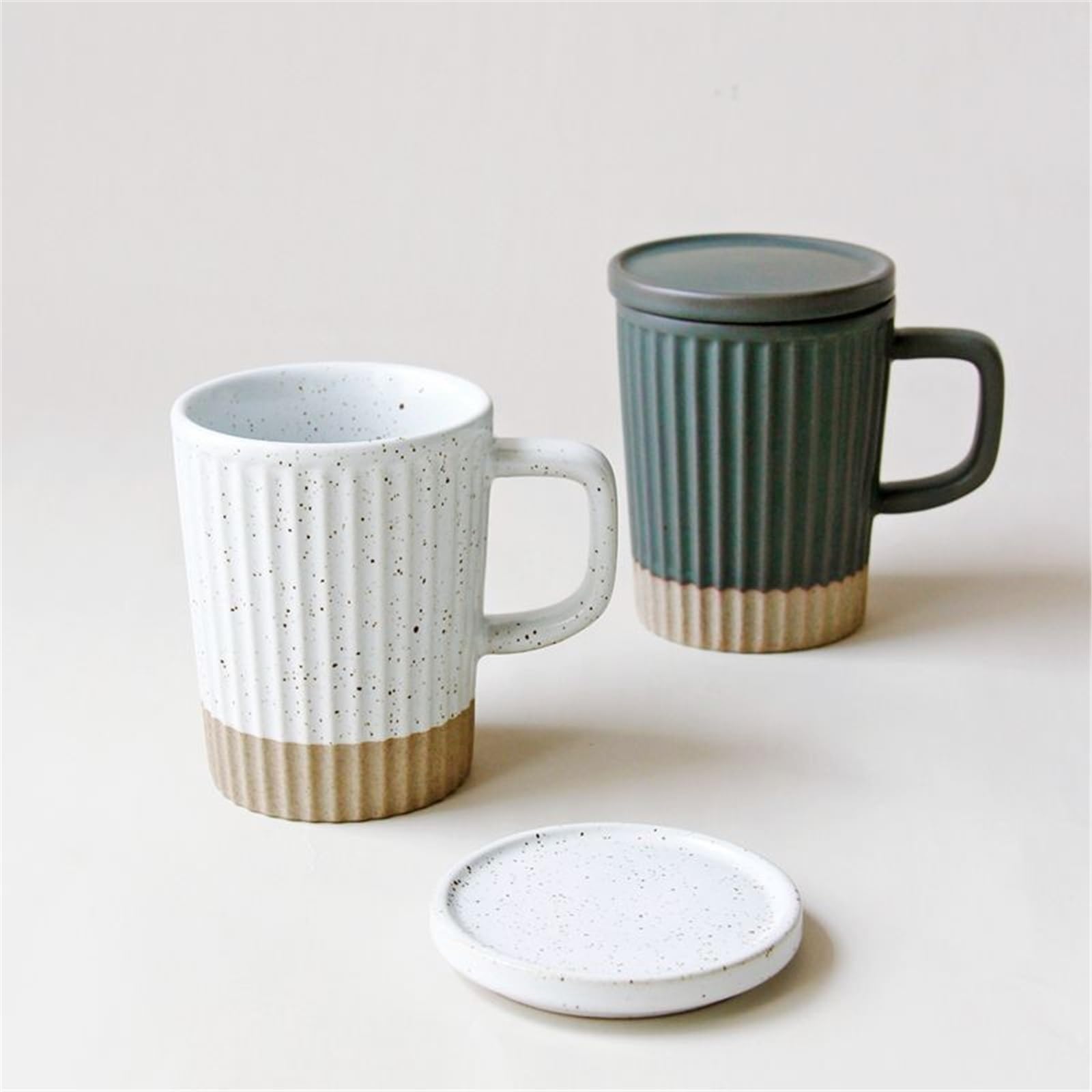 Kaffeetasse Becher Tasse mit vertikalem Muster und Deckel aus Keramik, einfache Kaffeetasse mit Sesamglasur(Weiß)