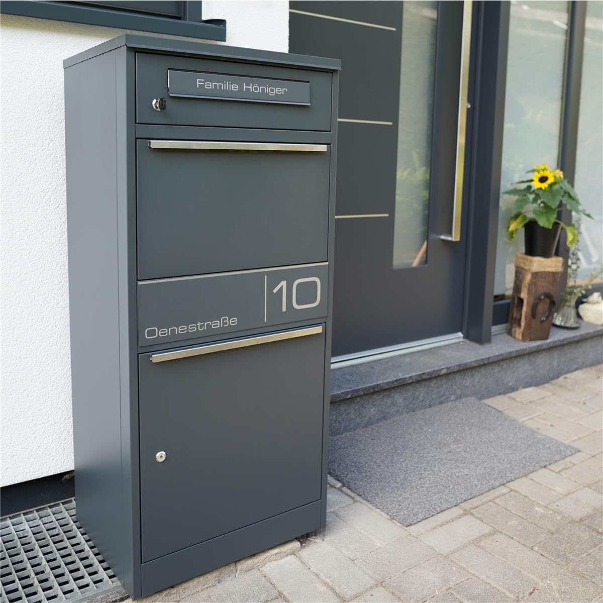 Metzler Paketbox draussen groß in Anthrazit - Briefkasten mit Paketfach personalisiert mit Gravur - Standbriefkasten mit Edelstahl Namensschild pulverbeschichtet in RAL 7016 rostfrei und massiv