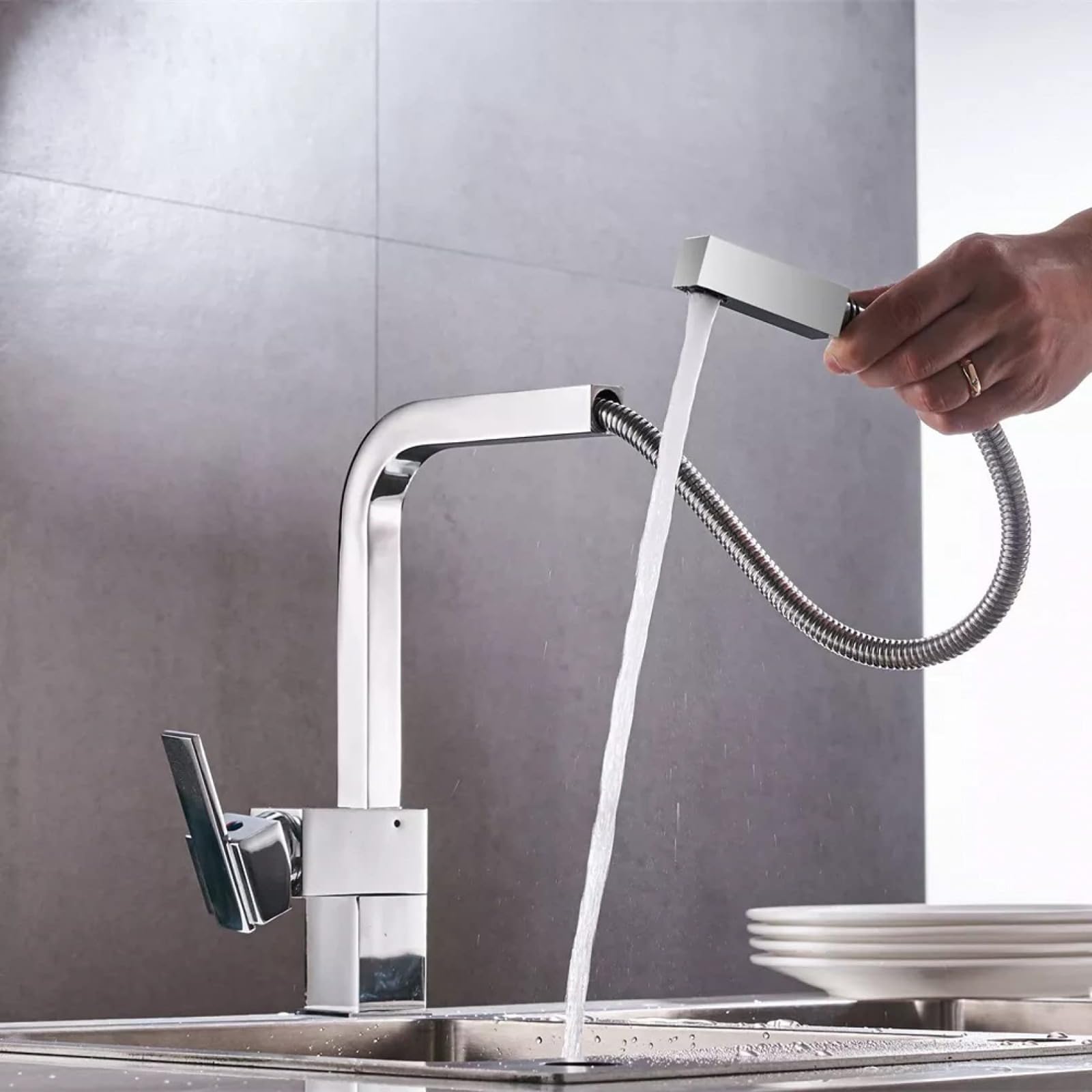 Robinet de cuisine extractible au design contemporain et finitions chromées durables