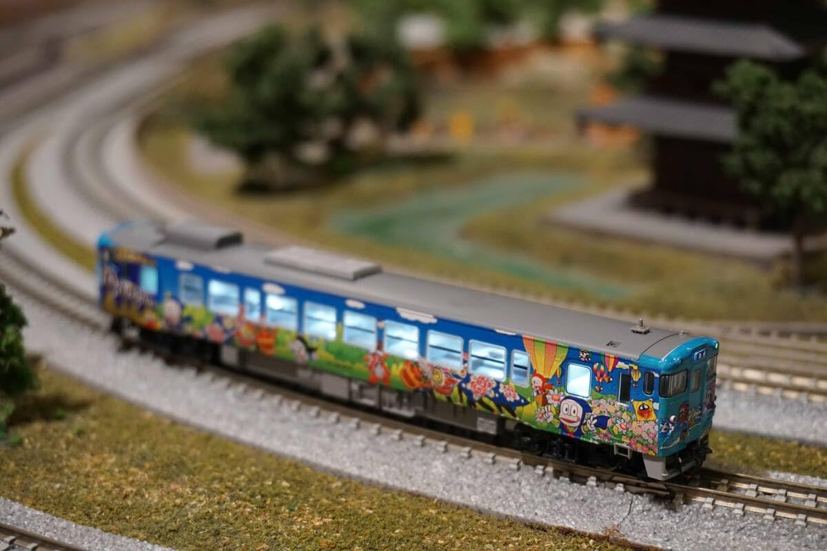 キハ402137 氷見線・城端線ハットリくんラッピングM車 白色室内灯組込 