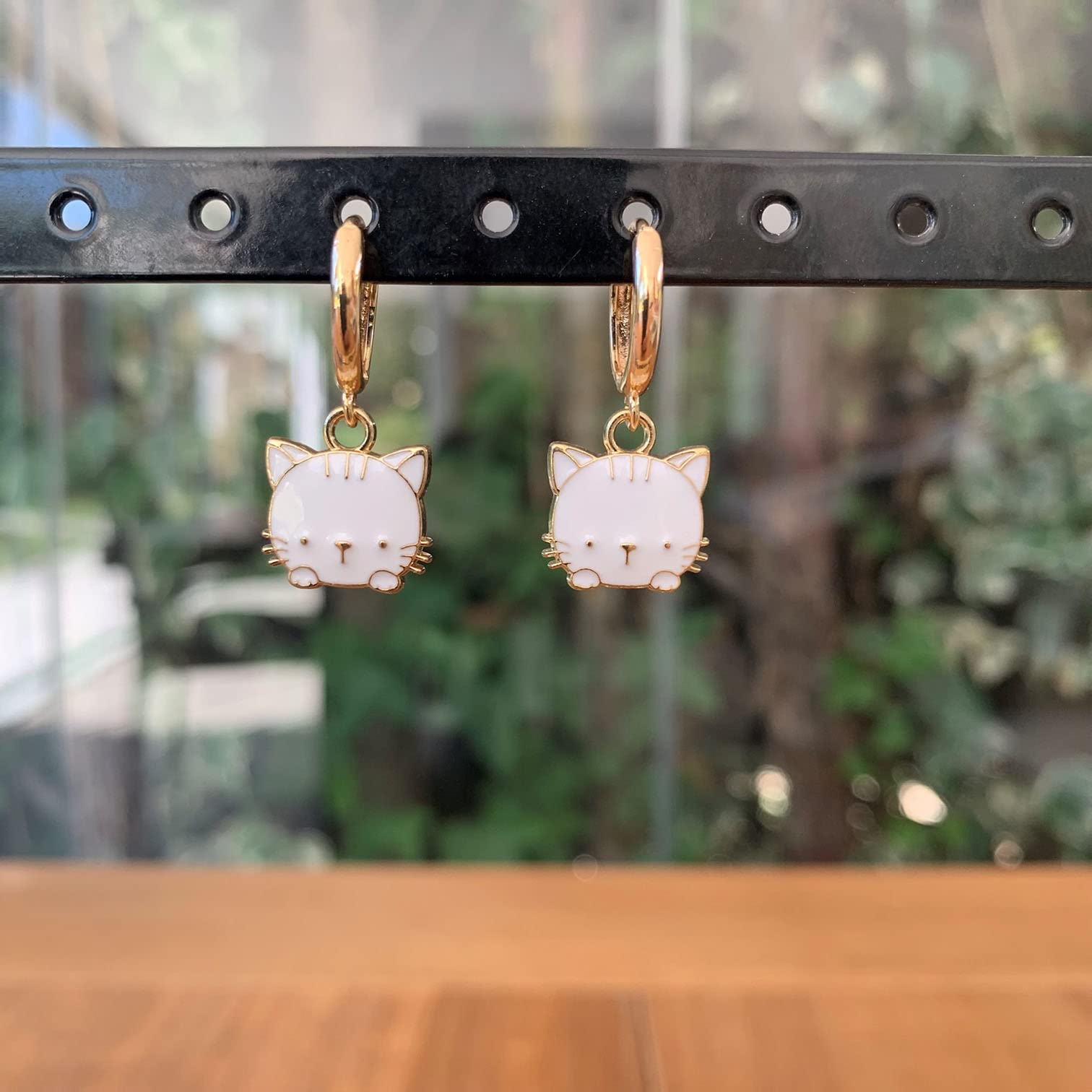 Petites Créoles Dorées Plaquées Or 14K avec Chatons Blanc ou Rose – Boucles d’Oreilles Légères Femme Fille Ado – Idée Cadeau Amoureuse des Chats – ASTER ALHELÍ