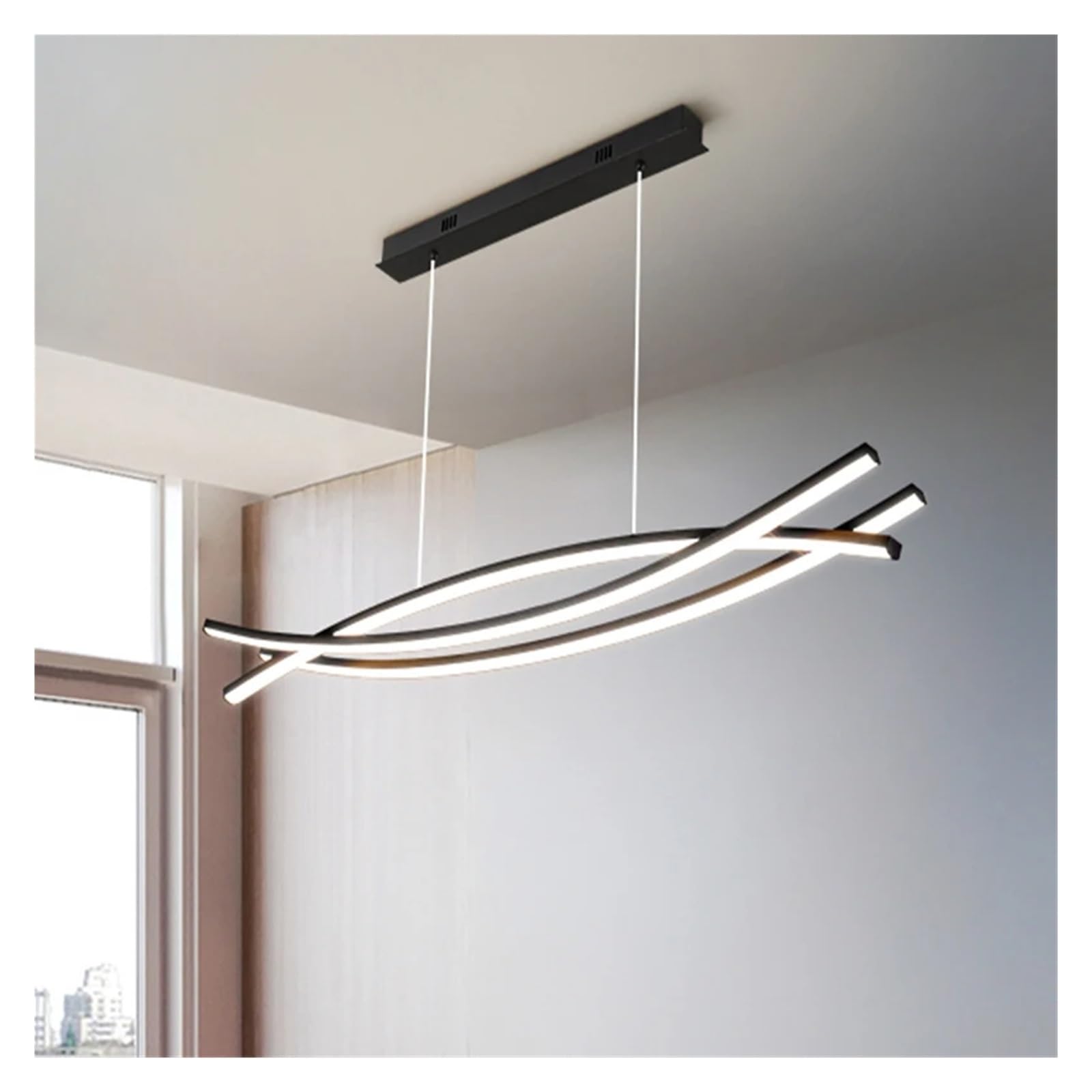 Lustre scandinave moderne au-dessus de la table pour repas chaleureux