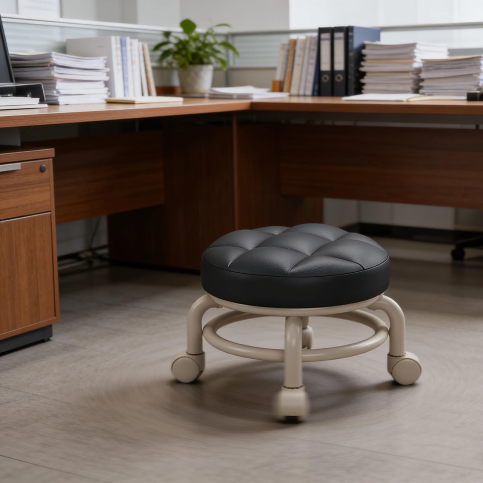 ZJchao Tabourets Bas à roulettes Universels Pivotants à 360° en Cuir, Siège Rond à roulettes, pour la Maison, Le Bureau, Le Garage, L'atelier, Le Fitness (Black)
