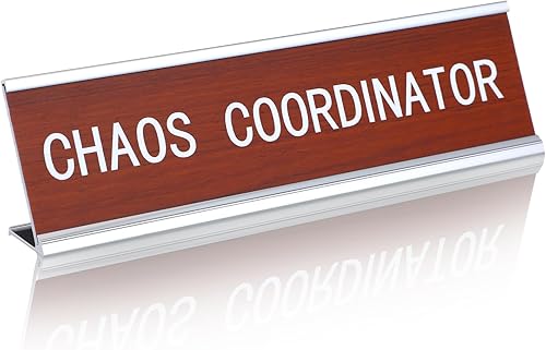 Weysat Divertidos letreros de escritorio para oficina, coordinador de caos, divertidos accesorios de oficina, decoración de placa de identificación