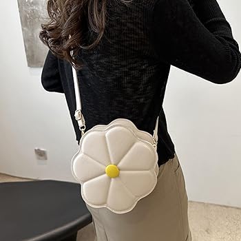 レザーショルダーバッグ フラワーエンブレム付き レザーショルダーバッグ フラワーエンブレム付き